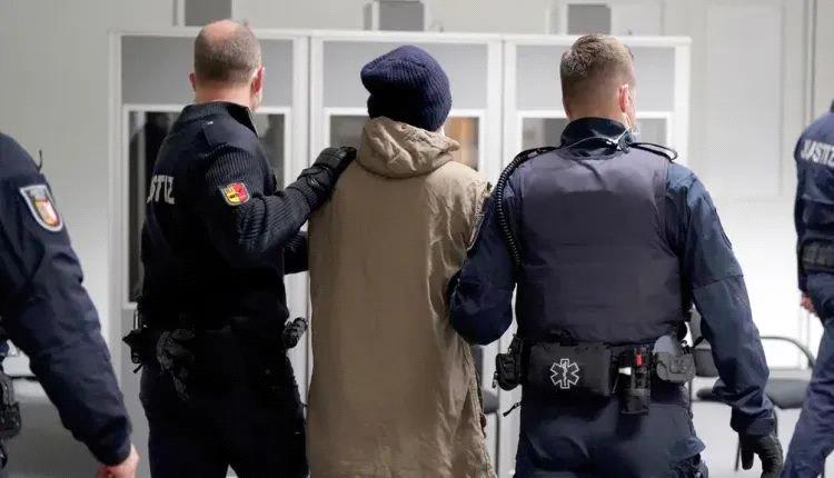 محاكمة سوري بتهمة قتل 70 سجينا في سوريا