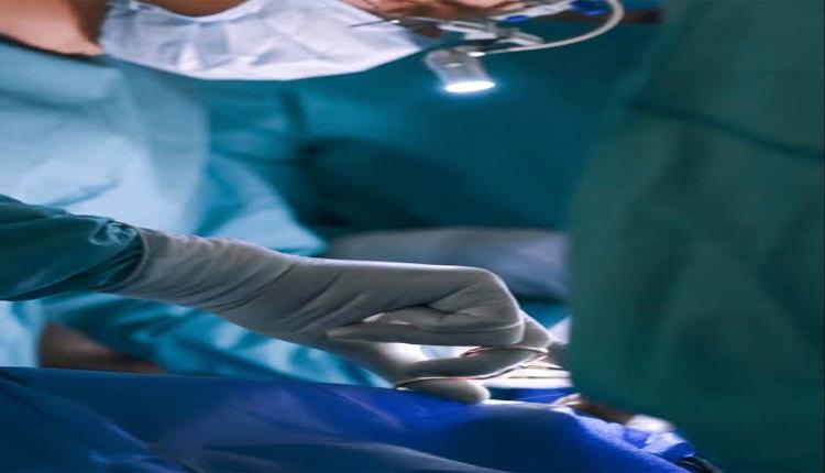 عملية ختان تنتهي بوفاة رضيع في تعز.. ووالده يلجأ للقضاء وسط اتهامات بالإهمال الطبي