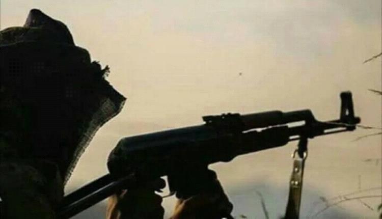 مسن يتعرض لرصاصة قناص حوثي وطالبات تعز يعثرن عليه 