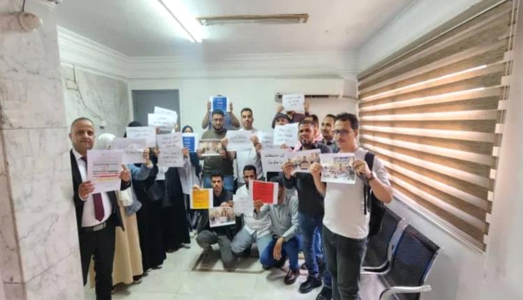 الطلبة اليمنيون يفضحون أزمة المستحقات ويتوعدون بالتصعيد