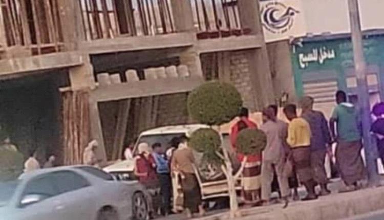 أمام معسكر الأمن المركزي.. اغتيال بالمهرة يُخلف قتيلاً في سيارته