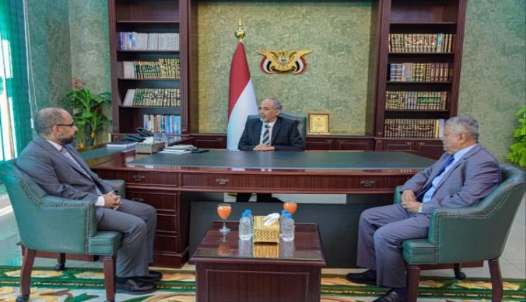 تحرك رئاسي في عدن لإعادة تشغيل شبكات الاتصالات وتحسين الإنترنت في مناطق الحكومة