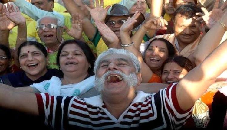 دراسة: الضحك يعزز صحة الأمعاء ويحسن الهضم 