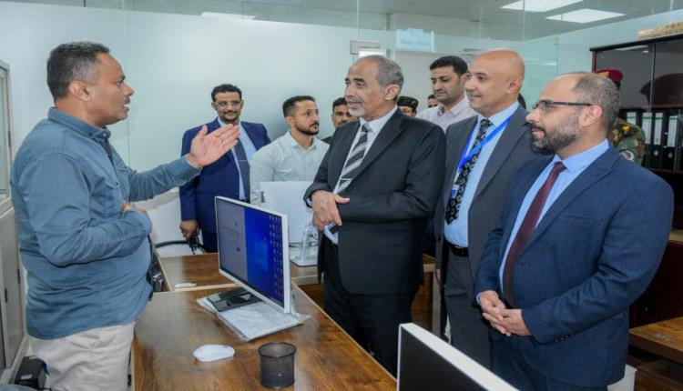 الصبيحي يطلع مشاريع تطوير البنية التحتية لقطاع الاتصالات في زيارته إلى الوزارة بعدن