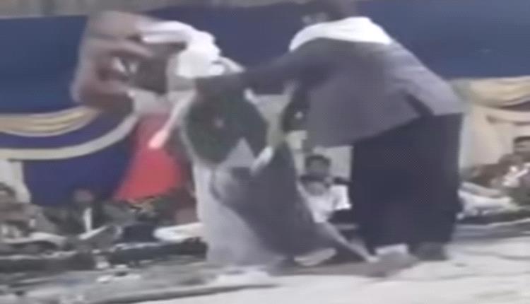 مشرف حوثي يقتحم عرس ويكسر السماعات بعد رفض الحاضرين الإنصات له في صنعاء