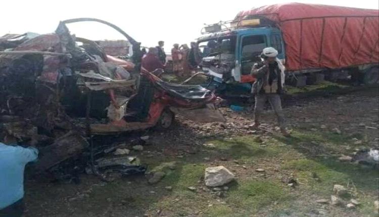 شاحنة تنقلب فوق مواطنين وتحصد 9 أرواح في لحظات مرعبة بذمار