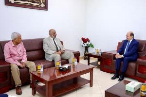 الزنداني يزور مقر الرقابة ويؤكد: حكومته لن تتهاون في اتخاذ الإجراءات القانونية بناءً على التقارير الرقابية