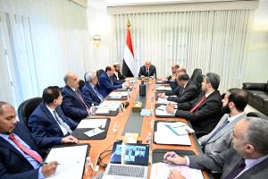 العليمي يتحدث عن انسجام الحكومة والمحافظين.. ويصدر توجيهات بشأن توريد الإيرادات