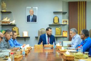 محافظ عدن يناقش سبل تطوير العمل ومعالجة إشكاليات الطرق