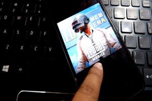 بسبب لعبه على الجوال.. انتحار طفل في البيضاء