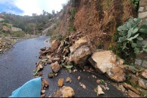 انهيارات صخرية مفاجئة تضرب طريق جبل صبر وتحول الأمطار إلى تهديد قاتل