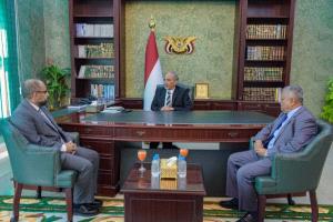 تحرك رئاسي في عدن لإعادة تشغيل شبكات الاتصالات وتحسين الإنترنت في مناطق الحكومة