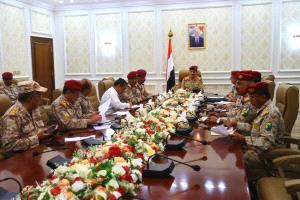 وزير الدفاع يعترف من عدن بوجود اختلالات في القوات المسلحة