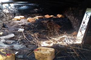 شاهد.. انفجار بطارية يشعل حريق في منزل وينهي حياة مواشي ويخلف خسائر موجعة بتعز