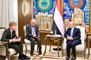 رسالة حاسمة من العليمي للمبعوث الأممي: استمرار الحوثي على هذا الأمر يجعل الحرب خيارنا لإنهاء الكابوس