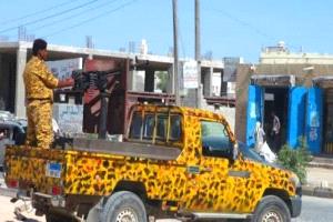 ضبط 15 رجل و17 امرأة من هذه الجنسية.. يمارسون أنشطة غير أخلاقية داخل منزل بالمهرة