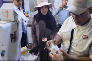 مسؤول في تعز يضبط محاليل مخبرية منتهية الصلاحية داخل مختبر طبي
