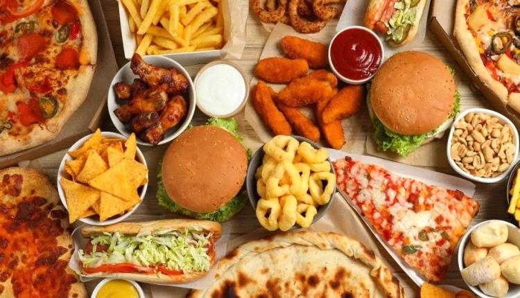 منها السكر.. 5 أطعمة يجب تجنبها لحماية صحة المعدة 