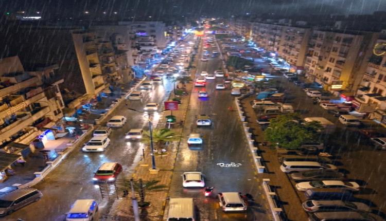 الأرصاد الجوية تحذّر من أمطار رعدية على عدن وتدعو إلى تجنب مجاري السيول