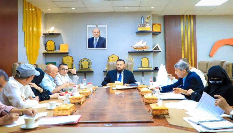 محافظ عدن يناقش أوضاع المياه والصرف الصحي ويقر عددا من الإجراءات 