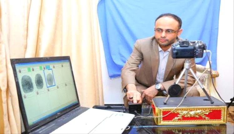 عبر البصمة.. خطة حوثية لفصل آلاف الموظفين واستبدالهم بعناصرهم