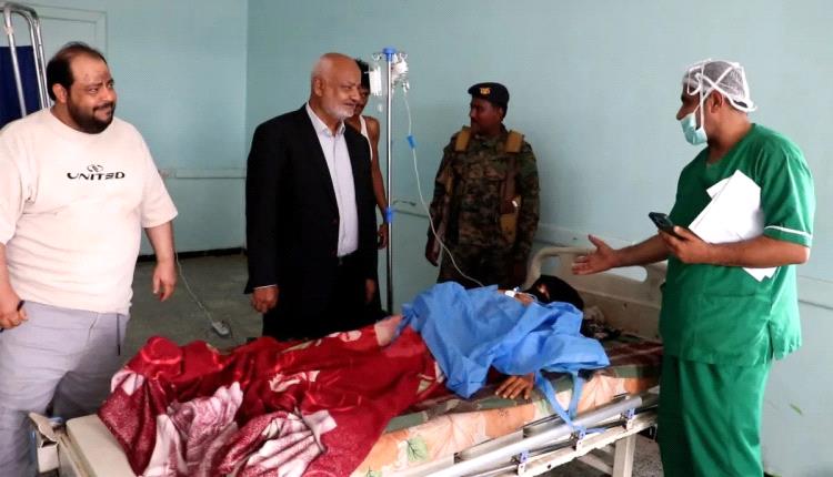 بالصورة.. أول ظهور لمحافظ الحديدة بعد محاولة اغتياله