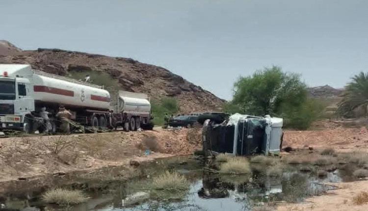 شبوة.. حادث تصادم شاحنتين يكشف شبهة تهريب ونقل نفط خام 