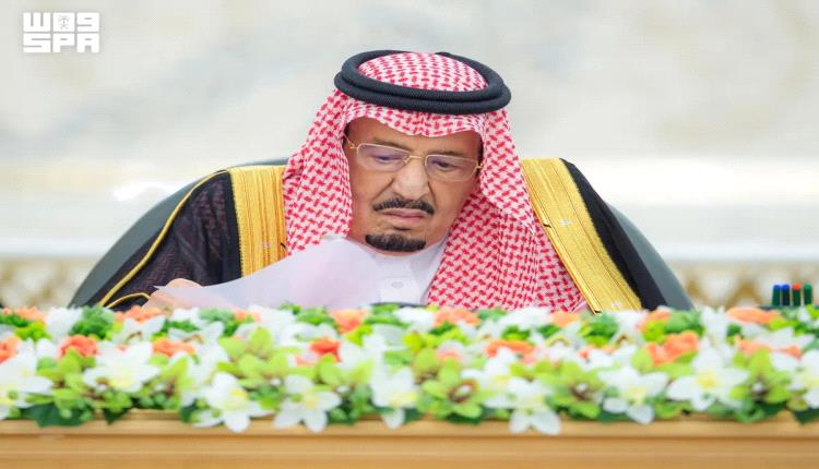 الملك سلمان يجدد دعمه للشرعية ويدين هجمات الحوثيين وتهديد الملاحة في باب المندب