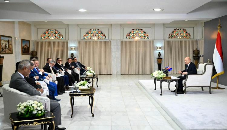 بشرى وتعهد رئاسي.. العليمي يكشف شرط الشرعية الوحيد لصرف رواتب الموظفين في مناطق الحوثيين