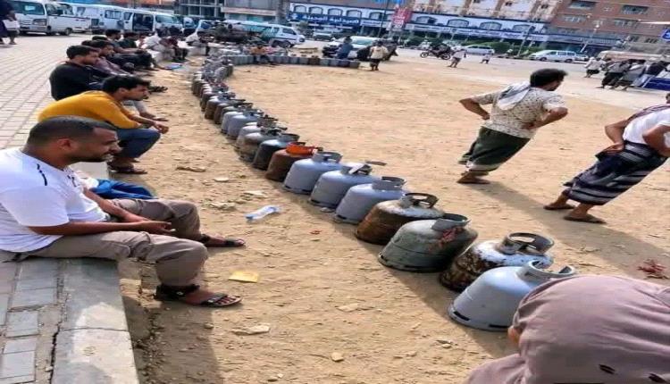 أزمة الغاز تخنق عدن.. 11 ساعة في الطابور تنتهي بإغلاق المحطة والمواطن يدفع 18 ألف ريال