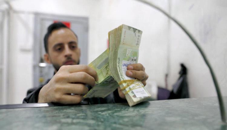 الحوثيون يعلنون صرف مرتبات مايو.. وموظفون يتفاجؤون بنصف راتب