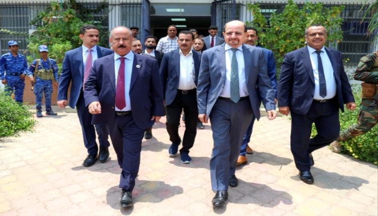  الحكومة توجه برفع جاهزية النقل لمواجهة الاستهداف الحوثي للموانئ