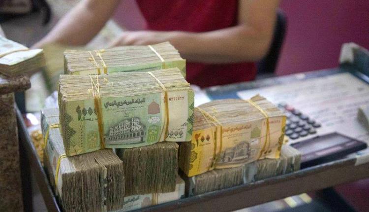 إيرادات تتضاعف والمواطن يزداد فقراً.. والشارع يتساءل أين تذهب أموال الحكومة الشرعية؟