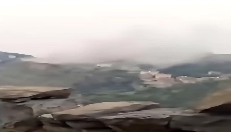 انفجار عنيف يهز شرعب بعد سقوط 3 صورايخ على هذه القرى.. هلع واسع ودمار كبير