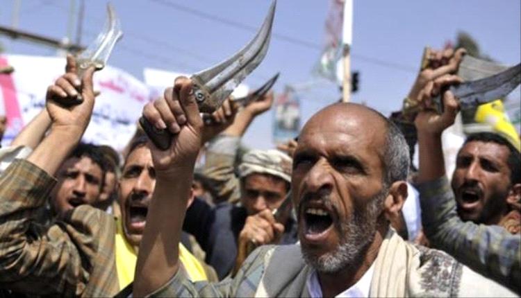 الحوثي يبتز موظفي صنعاء بنصف الراتب ويهددهم بالخصم وإسقاط الأسماء لإجبارهم على هذا الأمر