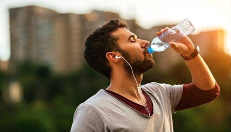 شاهد كيف يؤثر توقيت شرب الماء على ضغط الدم