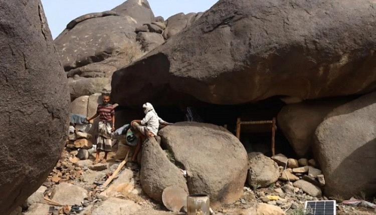 الإرهاب الحوثي يجبر أكثر من 100 أسرة من على النزوح من حيس بالحديدة