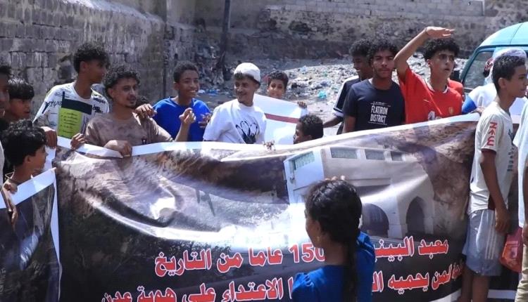 أبناء عدن يحتجون أمام معبد الخساف رفضاً لمحاولات الاستيلاء عليه