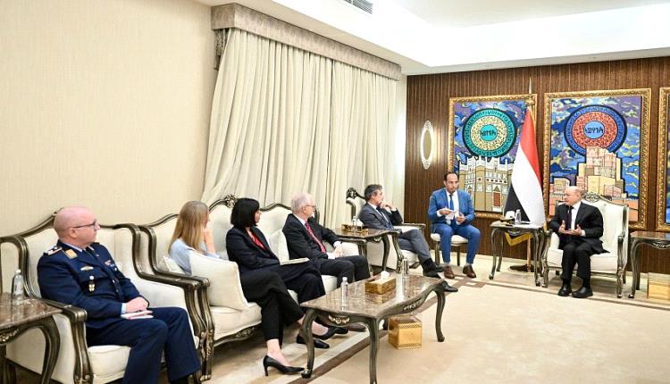 الرئاسي يتعهد بضربات موجعة للحوثي ويؤكد: الشعب اليمني لن يقبل وجود جماعة مسلحة توازي الدولة