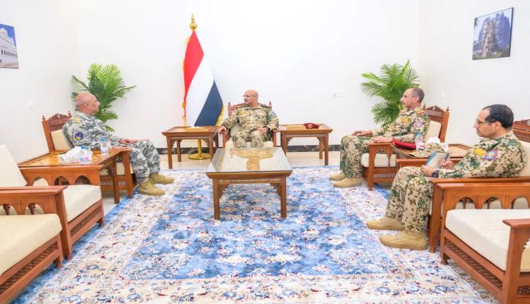 بزيه العسكري.. طارق صالح يستقبل في المخا رئيس مصلحة خفر السواحل