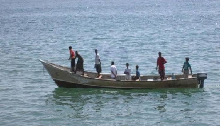 إصابة صيادين وفقدان آخرين في قصف باليستي حوثي استهدف قواربهم قرب جزيرة حنيش