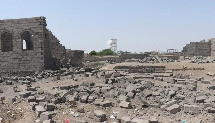 صاروخ حوثي يستهدف حي سكني في الخوخة