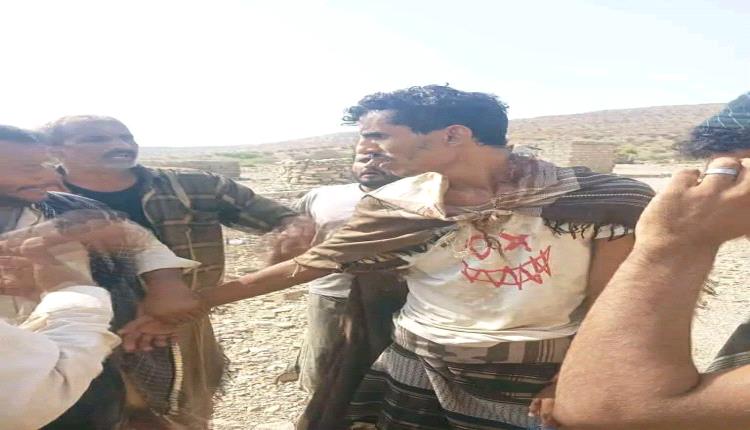 شخص يقتل والده وشقيقه ويصيب جاره في أبين والأمن يطارده