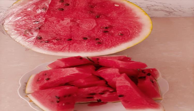 تخلص منه فوراً.. 5 علامات تحذّرك من فساد البطيخ المقطّع