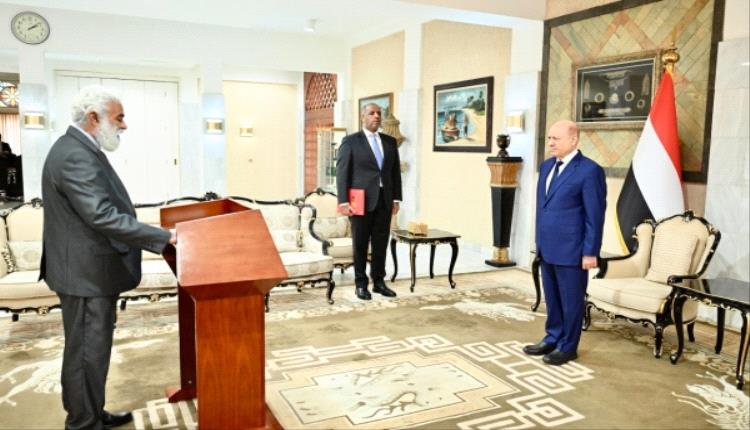 وزير التخطيط الجديد يؤدي اليمين الدستورية أمام العليمي