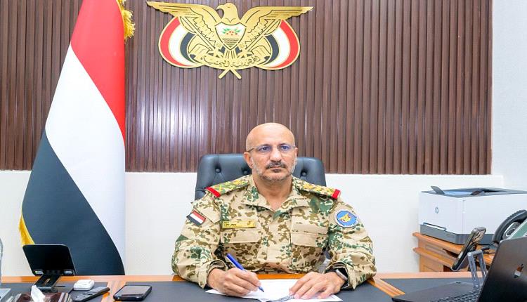 طارق صالح يعقد اجتماع هام بالحكومة.. خطة طارئة لتأمين إمدادات تعز والحديدة وتعزيز جبهة الساحل