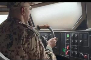 بالفيديو.. طارق صالح يفاجئ الحوثيين على متن مدرعة عقب الهجوم على المخا