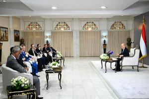 بشرى وتعهد رئاسي.. العليمي يكشف شرط الشرعية الوحيد لصرف رواتب الموظفين في مناطق الحوثيين