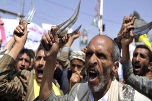 الحوثي يبتز موظفي صنعاء بنصف الراتب ويهددهم بالخصم وإسقاط الأسماء لإجبارهم على هذا الأمر