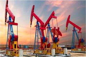 النفط يهبط 2% وسط محادثات إيران وعمان لفتح مضيق هرمز